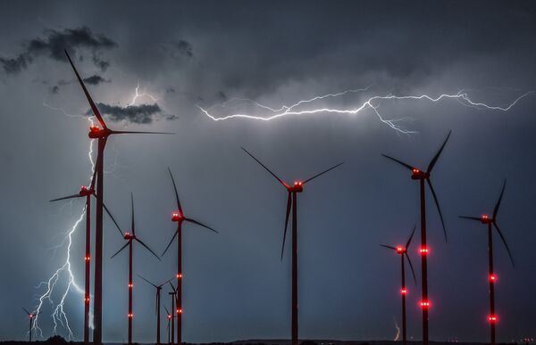 Вспышки молнии в ветроэнергетическом парке Одерворланд близ Сиверсдорфа (Германия) - Sputnik Казахстан