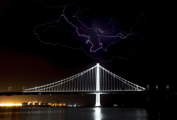 Электрический разряд над мостом Сан-Франциско-Окленд-Бэй в Калифорнии (США) - Sputnik Казахстан