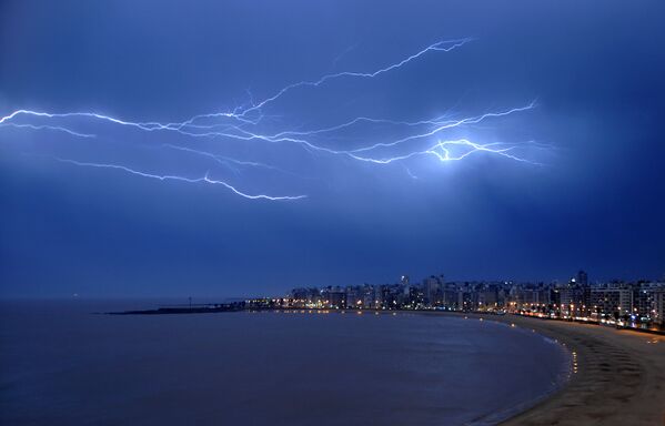 Разряд молнии над заливом в Монтевидео (Уругвай) - Sputnik Казахстан