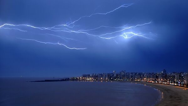Разряд молнии над заливом в Монтевидео (Уругвай) - Sputnik Қазақстан
