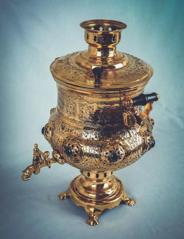 Самовар, который президенту Казахстана Нурсултану Назарбаеву подарил президент Кыргызстана Сооронбай  Жээнбеков - Sputnik Казахстан