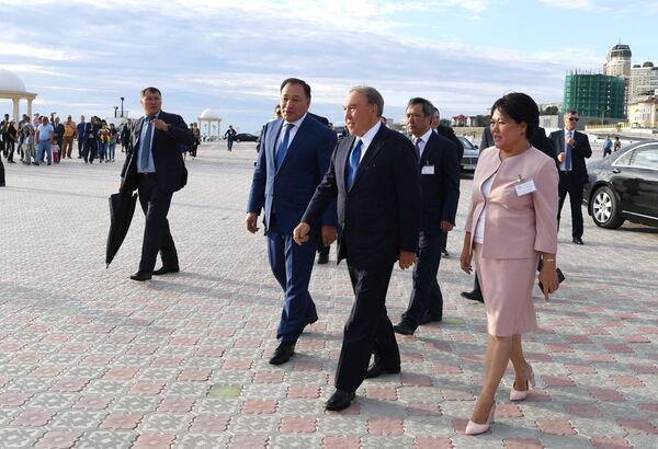 Нурсултан Назарбаев посетил новую набережную в Актау и смотрел амфитеатр под открытым небом - Sputnik Казахстан