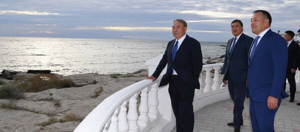 Нурсултан Назарбаев во время поездки в Актау - Sputnik Казахстан