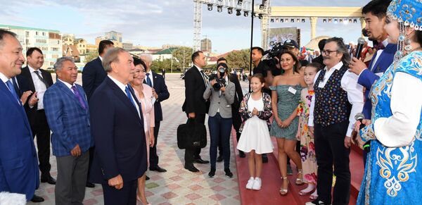 Нурсултан Назарбаев осмотрел амфитеатр под открытым небом на набережной в Актау - Sputnik Казахстан