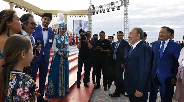 Нурсултан Назарбаев пообщался на набережной Актау с представителями искусства - Sputnik Казахстан