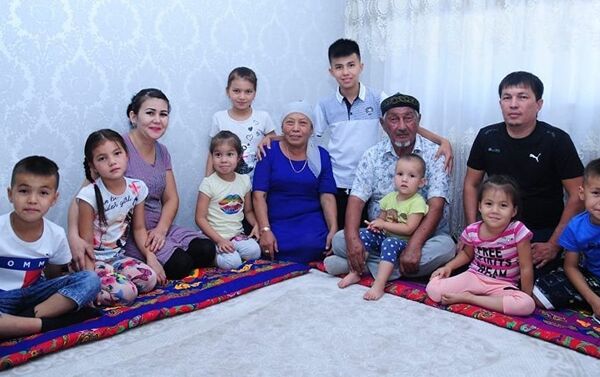 Жительница Туркестанской области Жанат Еримбетова и ее муж Айдар родили и  воспитывают восьмерых детей - Sputnik Казахстан