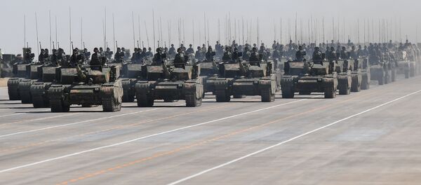Қытай танкілері әскери парадқа қатысуда, архив суреті Қытай танкілері әскери парадқа қатысуда, архив суреті - Sputnik Қазақстан