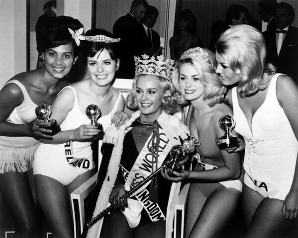 Победительница конкурса Мисс мира в 1965 году Лесли Лэнгли (в центре) - Sputnik Казахстан