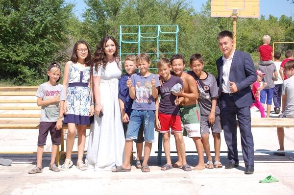 Алтынай мен Нұрсұлтан балалардың ортасында - Sputnik Қазақстан