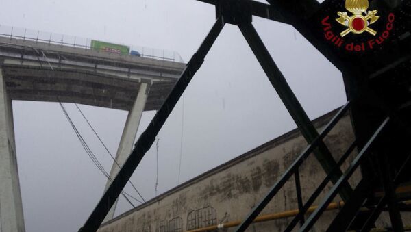 Автомобильный мост обрушился неподалеку от города Генуя на севере Италии - Sputnik Казахстан