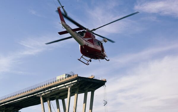 Вертолет спасателей возле разрушенного моста в Генуе - Sputnik Казахстан