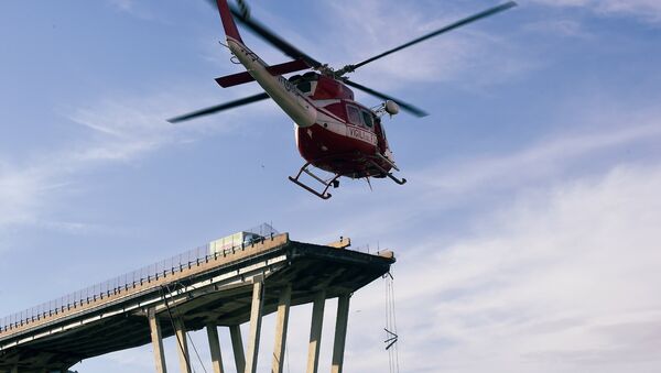 Вертолет спасателей возле разрушенного моста в Генуе - Sputnik Казахстан