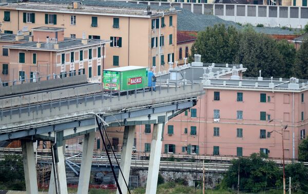 Автомобильный мост обрушился в итальянском городе Генуя - Sputnik Казахстан