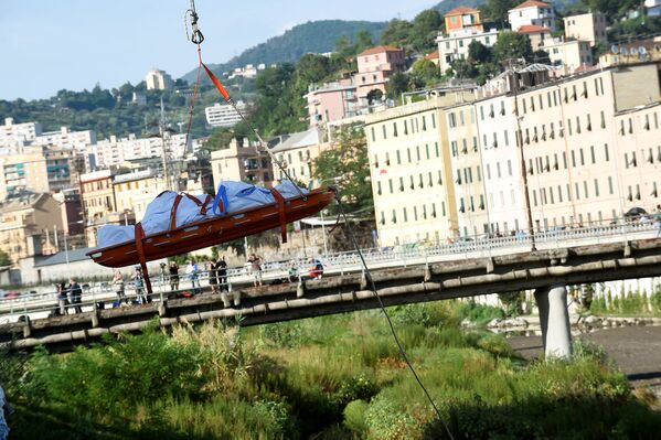 Обрушение моста в Генуе - Sputnik Казахстан