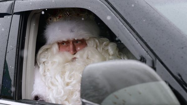 Дед Мороз в автомобиле, архивное фото - Sputnik Казахстан