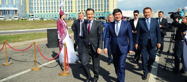 Премьер-министр Казахстана Бакытжан Сагинтаев и премьер-министр Кыргызстана Мухаммедкалый Абылгазиев во время церемонии открытия в Астане улицы имени Чингиза Айтматова Премьер-министр Казахстана Бакытжан Сагинтаев и премьер-министр Кыргызстана Мухаммедкалый Абылгазиев во время церемонии открытия в Астане улицы имени Чингиза Айтматова - Sputnik Казахстан