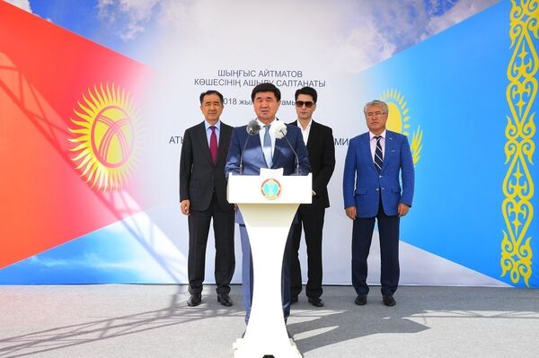 Көшенің ашылу салтанатына Қырғызстан премьер-министрі М. Абылгазиев қатысты Көшенің ашылу салтанатына Қырғызстан премьер-министрі М. Абылгазиев қатысты - Sputnik Қазақстан