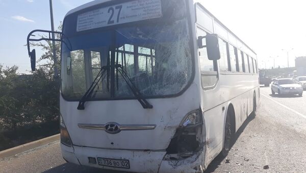 Два рейсовых автобуса столкнулись по проспекту Райымбека - Sputnik Казахстан
