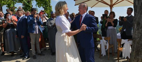 Президент РФ Владимир Путин танцует с министром иностранных дел Австрии Карин Кнайсль на ее свадьбе с финансистом Вольфгангом Майлингером Президент РФ Владимир Путин танцует с министром иностранных дел Австрии Карин Кнайсль на ее свадьбе с финансистом Вольфгангом Майлингером - Sputnik Казахстан