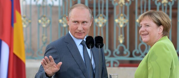 Президент РФ Владимир Путин и федеральный канцлер ФРГ Ангела Меркель во время встречи в резиденции правительства ФРГ Мезеберг Президент РФ Владимир Путин и федеральный канцлер ФРГ Ангела Меркель во время встречи в резиденции правительства ФРГ Мезеберг - Sputnik Казахстан