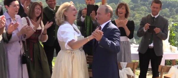 Путин на свадьбе главы МИД Австрии Кнайсль Путин на свадьбе главы МИД Австрии Кнайсль - Sputnik Казахстан