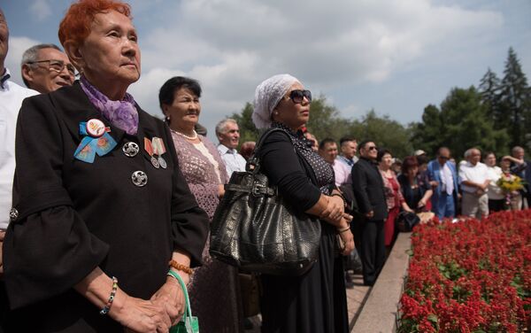 Возложение цветов к памятнику Динмухамеда Кунаева - Sputnik Казахстан