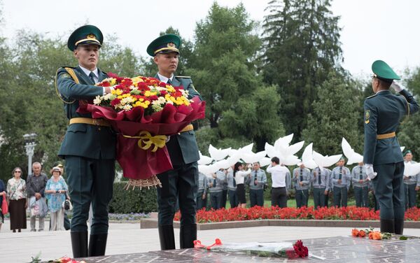 Возложение цветов к памятнику Динмухамеда Кунаева - Sputnik Казахстан