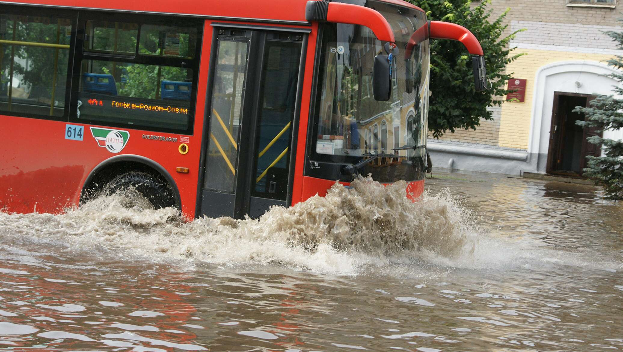 Автобус дождь. Потоп в автобусе. Автобус затопило. Сильный дождь.