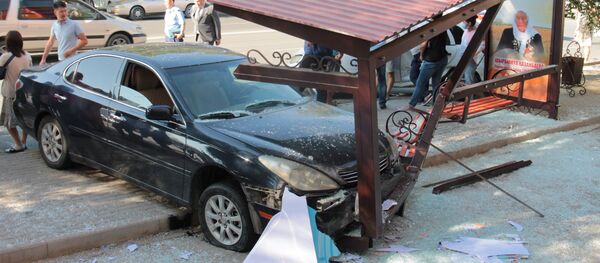 Автомобиль протаранил остановку в Кызылорде Автомобиль протаранил остановку в Кызылорде - Sputnik Казахстан