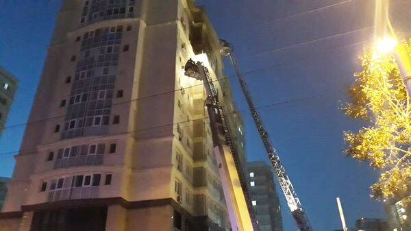 Пожарные тушат многоэтажный жилой дом Пожарные тушат многоэтажный жилой дом - Sputnik Казахстан