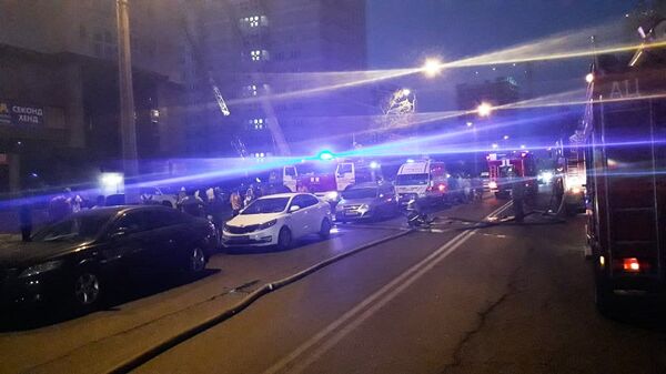 Пожарные тушат многоэтажный жилой дом Пожарные тушат многоэтажный жилой дом - Sputnik Казахстан