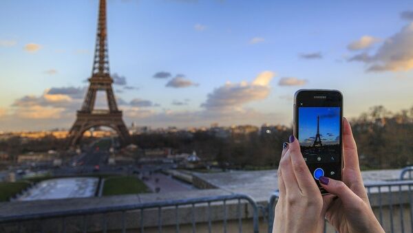 Вид на Эйфелеву башню в Париже - Sputnik Казахстан