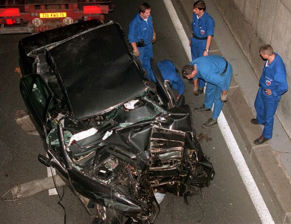 Полицейские у автомобиля, в котором принцесса Диана погибла  в автокатастрофе в воскресенье, 31 августа 1997 года в Париже - Sputnik Казахстан