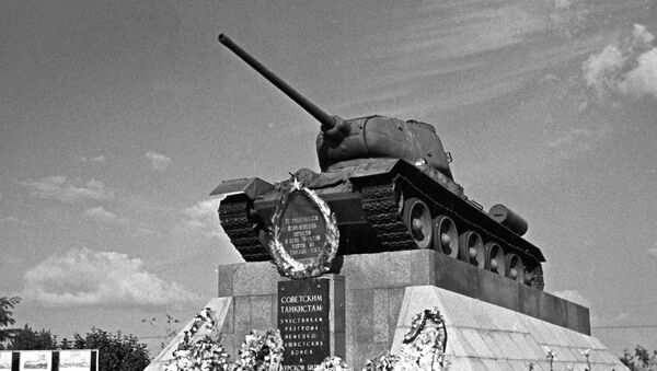 Памятник советским танкистам, участникам Курской битвы на 624-м километре автомагистрали Москва-Симферополь - Sputnik Казахстан