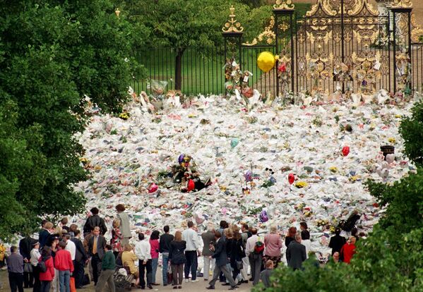 Люди несут цветы к воротам Кенсингтонского дворца накануне похорошо принцессы Дианы - Sputnik Казахстан