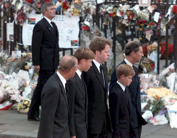 Принц Уэльский и его сыновья на похоронах принцессы Дианы - Sputnik Казахстан