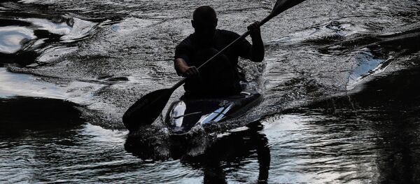 Мужчина в лодке, архивное фото Мужчина в лодке, архивное фото - Sputnik Казахстан