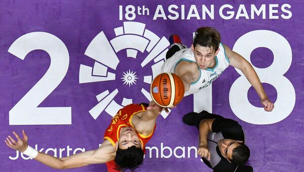 Баскетболисты из Казахстана и Китая во время встречи на Азиаде - Sputnik Казахстан