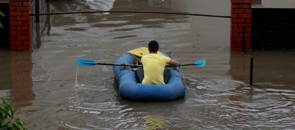Резеңке қайықтағы адам, архивтегі фото - Sputnik Қазақстан