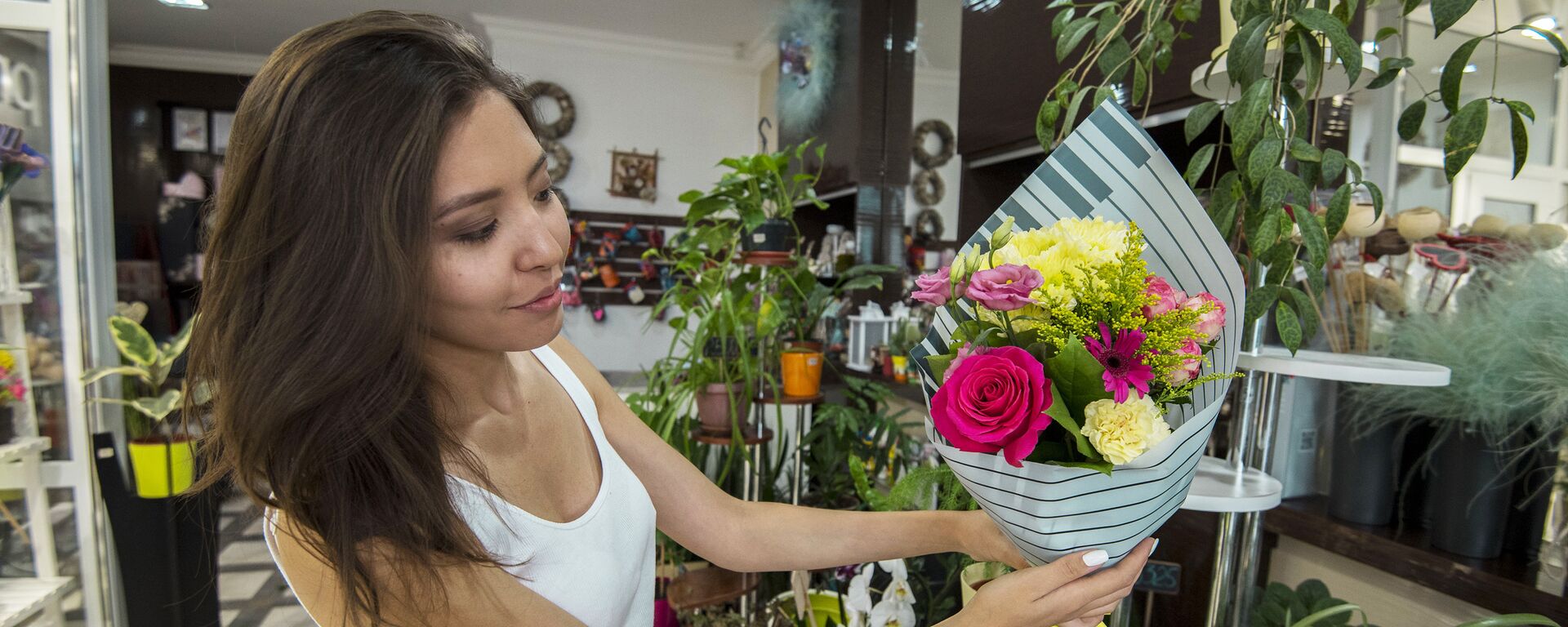 Роза Pink Floyd, хризантема, солидаго, кустовая роза и лизиантус – такой ароматный комплимент обойдется в 4200 тенге - Sputnik Казахстан, 1920, 24.05.2022