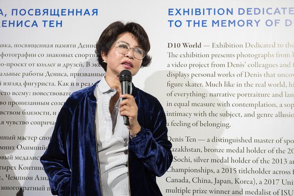Роза Рымбаева на фотовыставке в память о Денисе Тене - Sputnik Казахстан