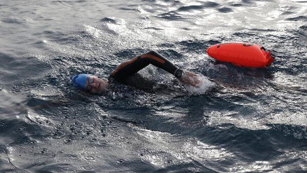 Участник международного заплыва Issyk-Kul Swim Challenge - Sputnik Казахстан