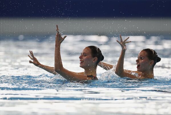 Казахстанки Александра и Екатерина Немич выступают в синхронном плавании на Азиаде - Sputnik Казахстан