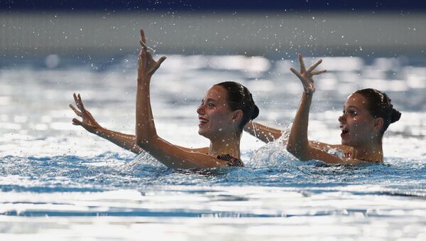 Казахстанки Александра и Екатерина Немич выступают в синхронном плавании на Азиаде - Sputnik Казахстан