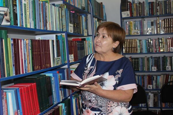 Оқырмандарға қызмет көрсету бөлімінің меңгерушісі Гүлнәр Өмірбек Оқырмандарға қызмет көрсету бөлімінің меңгерушісі Гүлнәр Өмірбек - Sputnik Қазақстан