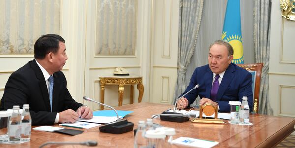 Президент Казахстана Нурсултан Назарбаев и директор Службы внешней разведки Сырбар Габит Байжанов, архивное фото Президент Казахстана Нурсултан Назарбаев и директор Службы внешней разведки Сырбар Габит Байжанов, архивное фото - Sputnik Казахстан