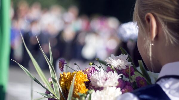 Оқушы қыз гүлмен - Sputnik Қазақстан