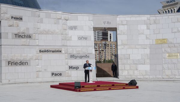 Президент Казахстана Нурсултан Назарбаев принял участие в открытии монумента Стена мира на площади Независимости в Астане - Sputnik Казахстан