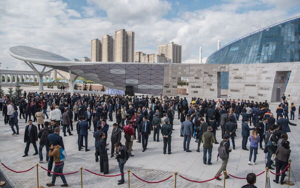 Президент Казахстана Нурсултан Назарбаев принял участие в открытии монумента Стена мира на площади Независимости в Астане - Sputnik Казахстан