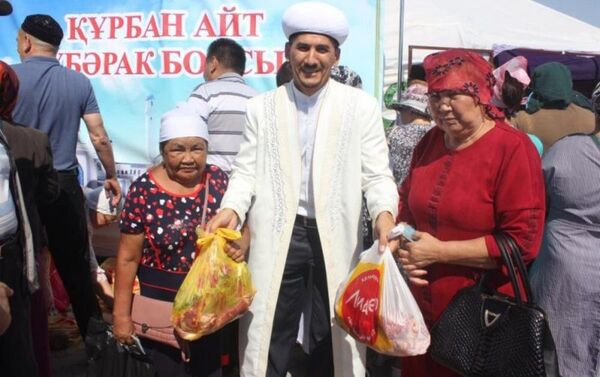 Раздача мяса малоимущим и многодетным семьям в день Курбан айта - Sputnik Казахстан